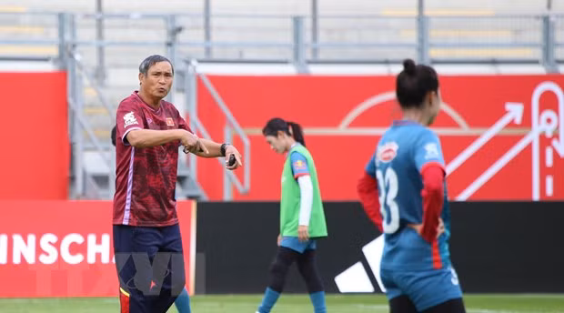 Huấn luyện viên Mai Đức Chung chỉ đạo các cầu thủ tập luyện trước trận đấu với tuyển Đức. (Ảnh: Mạnh Hùng/TTXVN)