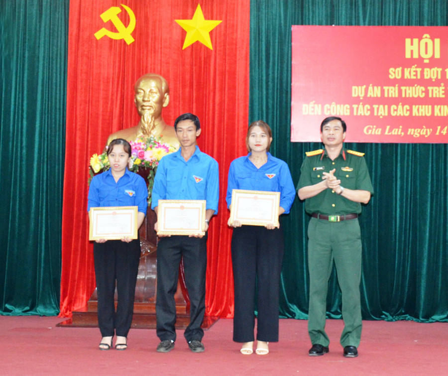 Lãnh đạo Binh đoàn 15 tặng giấy khen cho 3 trí thức trẻ tình nguyện. Ảnh: Vĩnh Hoàng Lãnh đạo Binh đoàn 15 tặng giấy khen cho 3 trí thức trẻ tình nguyện. Ảnh: Vĩnh Hoàng