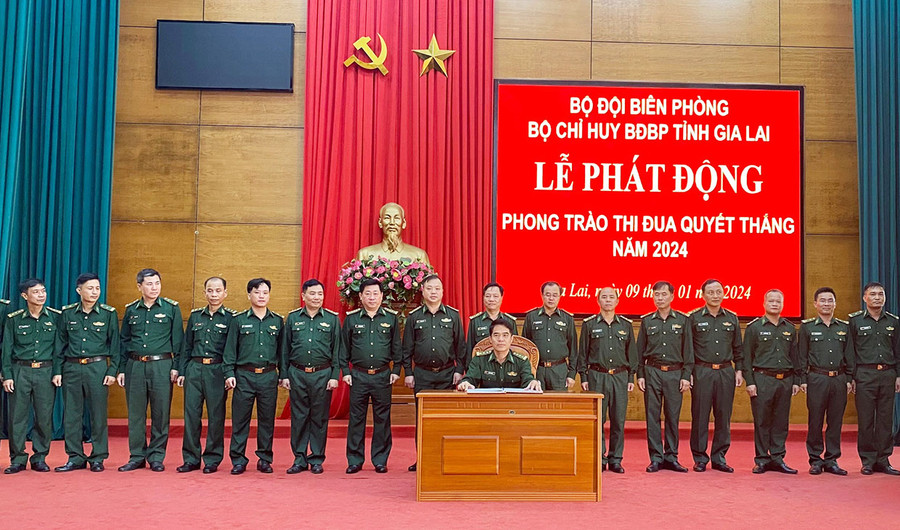 Đại diện các đơn vị ký kết giao ước thi đua. Ảnh: Kiên Quyết