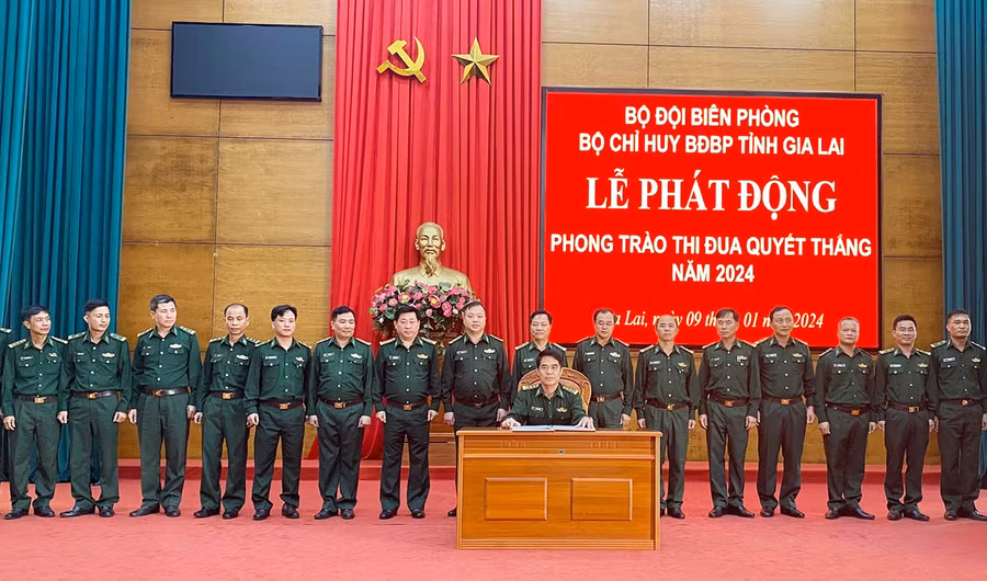 Đại diện các đơn vị ký kết giao ước thi đua. Ảnh: Kiên Quyết