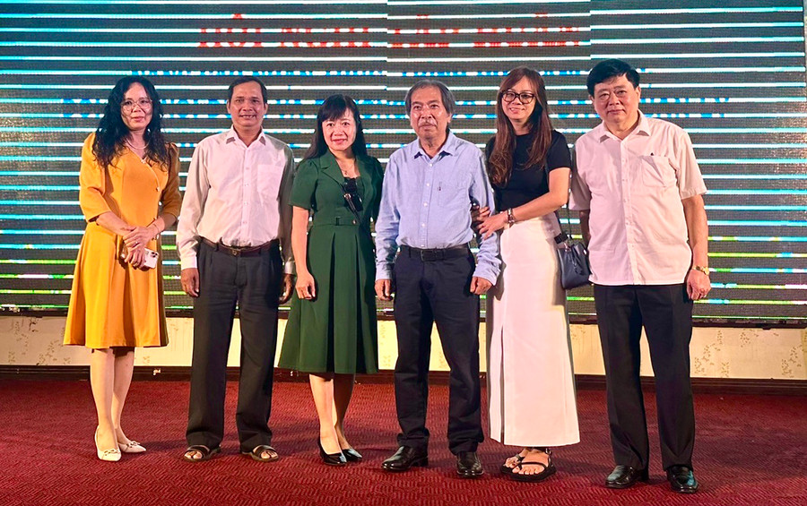 Nhà thơ Thuận Ánh (thứ 3 từ trái sang) và Lê Vi Thủy (thứ 2 từ phải sang) cùng các giảng viên tại hội nghị tập huấn tổ chức ở Đak Lak. Ảnh: L.N