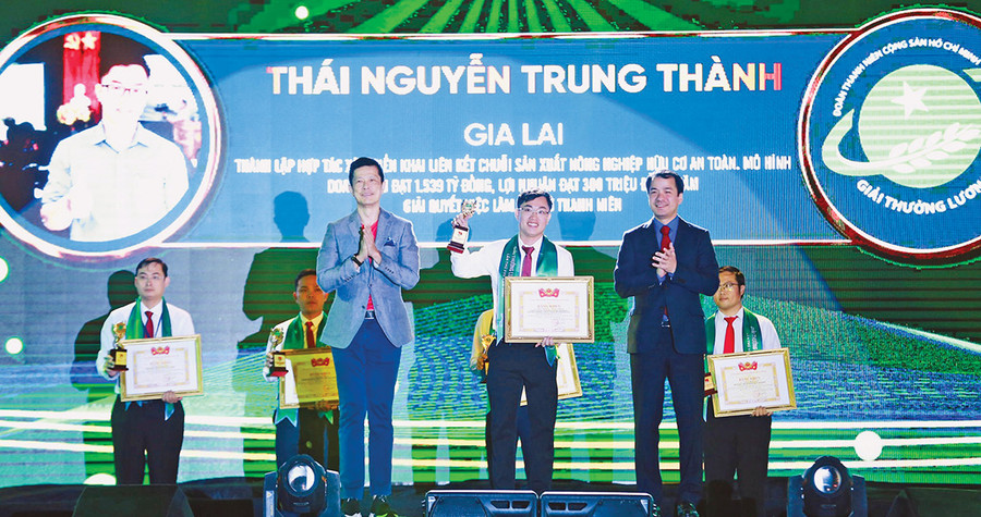 Anh Thái Nguyễn Trung Thành nhận giải thưởng Lương Định Của của Trung ương Đoàn TNCS Hồ Chí Minh. Ảnh: Phan Lài