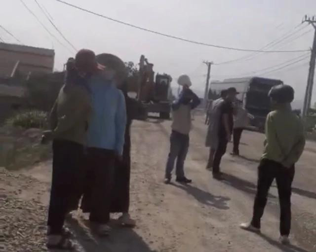 Nhiều người dân H.Tây Sơn kéo ra đường phản đối đơn vị thi công đổ đất nâng nền đường QL19 vào ngày 5.4. CẮT TỪ VIDEO