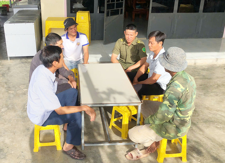 Các thành viên mô hình Chi hội Nông dân tự quản về an ninh trật tự thôn An Sơn (xã Cư An) tuyên truyền, phổ biến pháp luật cho người dân. Ảnh: H.S Các thành viên mô hình Chi hội Nông dân tự quản về an ninh trật tự thôn An Sơn (xã Cư An) tuyên truyền, phổ biến pháp luật cho người dân. Ảnh: H.S