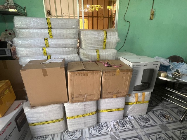 Hàng hóa chất đầy trong nhiều phòng còn nguyên đai, nguyên kiện Hàng hóa chất đầy trong nhiều phòng còn nguyên đai, nguyên kiện