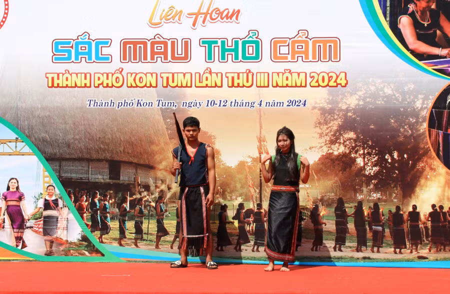 Trình diễn trang phục thổ cẩm tại Liên hoan. Ảnh: TH