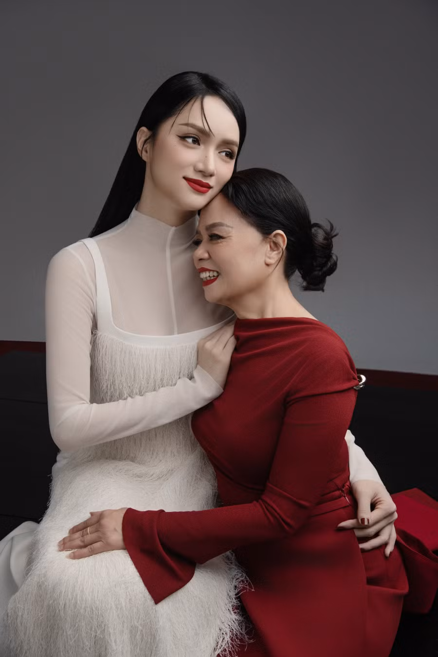 Trong một lần chia sẻ trên truyền hình, giám khảo The New Mentor từng cho biết chính mẹ là người giữ kín bí mật chuyện cô chuyển giới với bố và họ hàng ở giai đoạn đầu. Ảnh:Trí Nghĩa