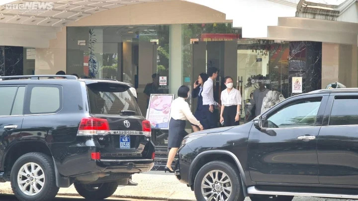 Các nhân viên ngân hàng còn hoảng loạn sau vụ cướp.