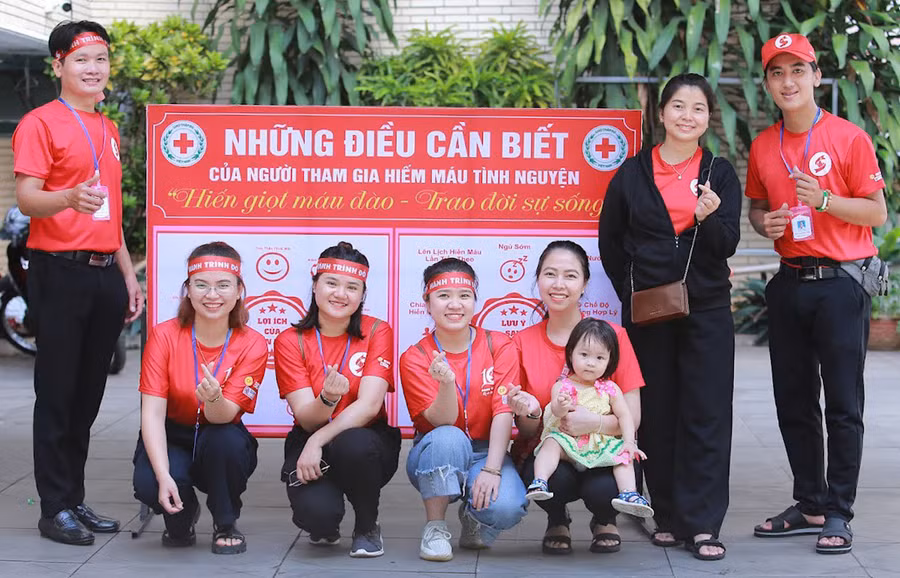 Anh Phạm Văn Lai (bìa phải) là tình nguyện viên tích cực của chương trình hiến máu tình nguyện. Ảnh: M.N
