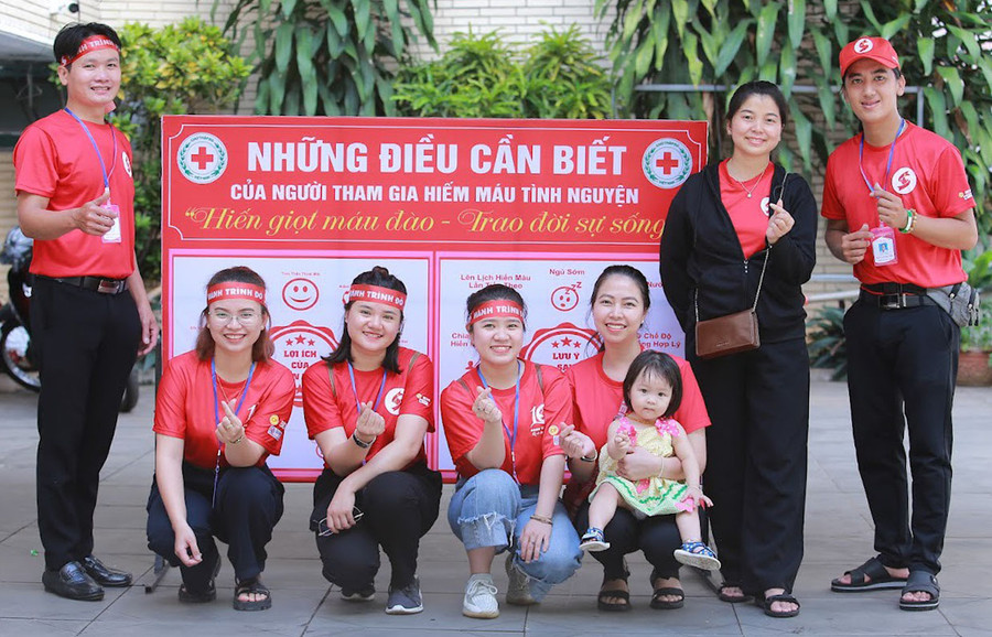 Anh Phạm Văn Lai (bìa phải) là tình nguyện viên tích cực của chương trình hiến máu tình nguyện. Ảnh: M.N Anh Phạm Văn Lai (bìa phải) là tình nguyện viên tích cực của chương trình hiến máu tình nguyện. Ảnh: M.N