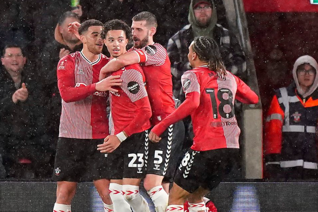 Che Adams (10) là nguồn cảm hứng của Southampton Che Adams (10) là nguồn cảm hứng của Southampton