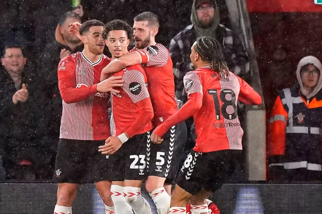 Che Adams (10) là nguồn cảm hứng của Southampton