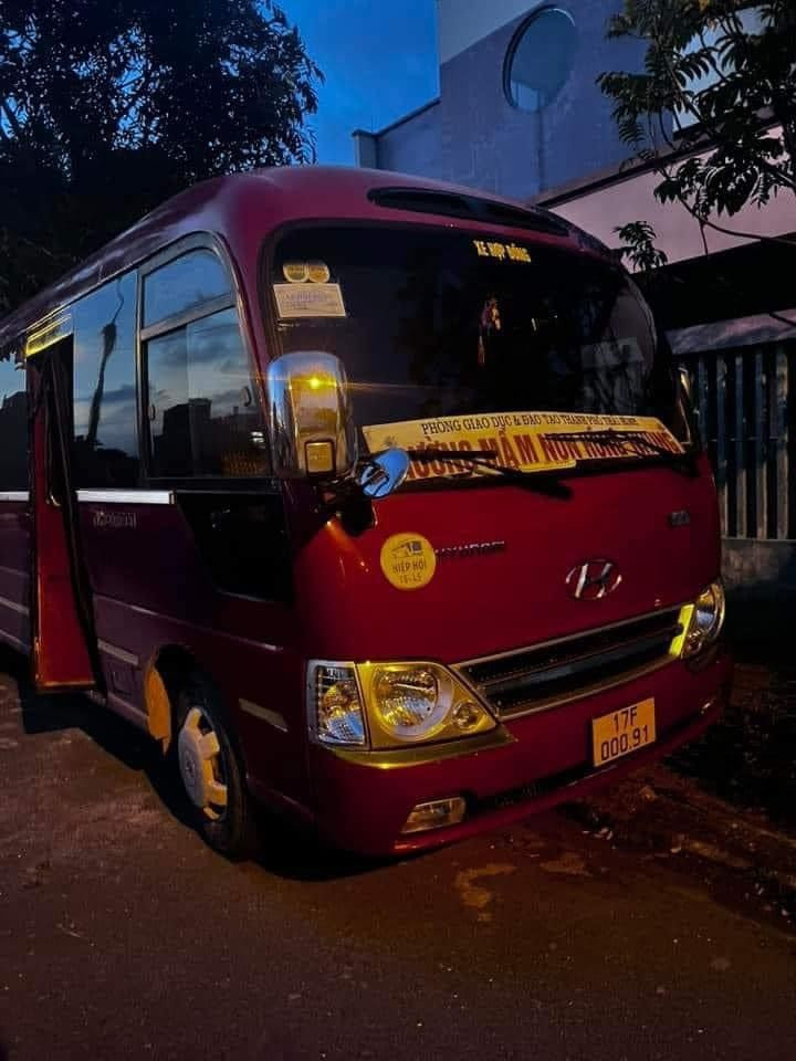 Chiếc xe đưa đón các em của Trường Mầm Non Hồng Nhung