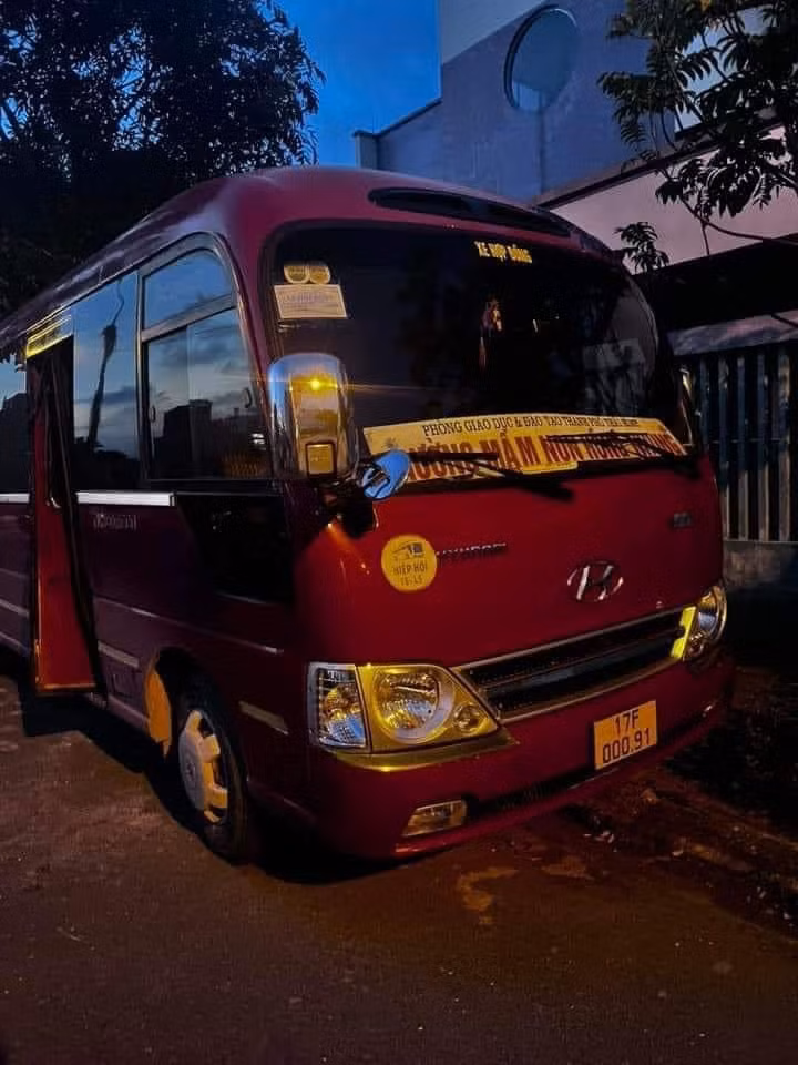 Chiếc xe đưa đón các em của Trường Mầm Non Hồng Nhung