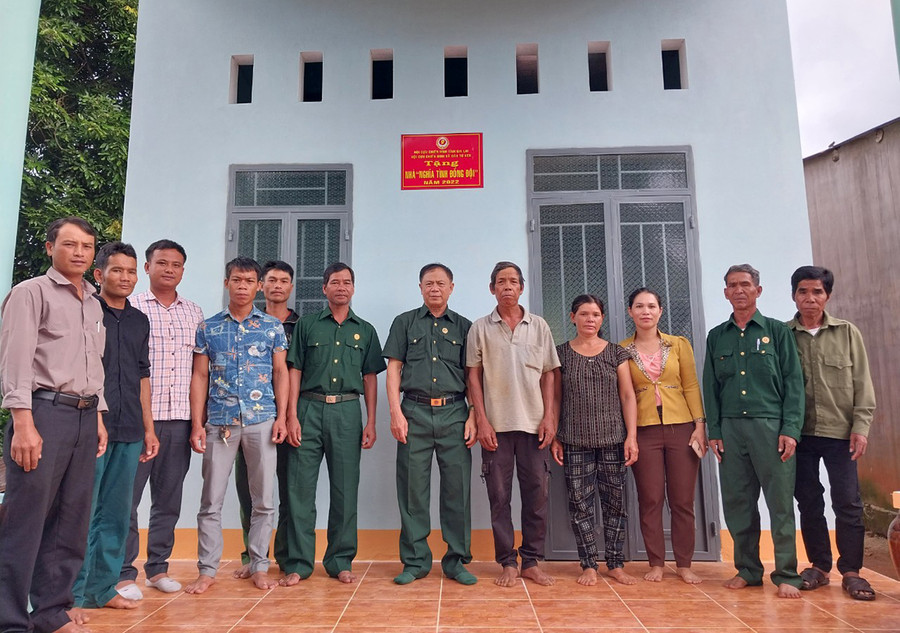 Gia đình CCB Prih (làng Tuêk, xã Đak Tơ Ver) được hỗ trợ nhà Nghĩa tình đồng đội. Ảnh: Lê Nam Gia đình CCB Prih (làng Tuêk, xã Đak Tơ Ver) được hỗ trợ nhà Nghĩa tình đồng đội. Ảnh: Lê Nam