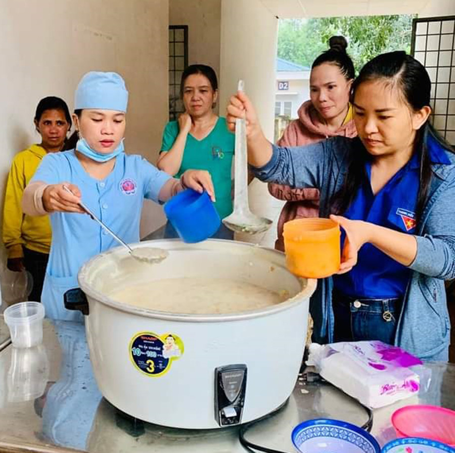 Các y-bác sĩ Trung tâm Y tế huyện Chư Prông tặng cháo dinh dưỡng cho bệnh nhân. Ảnh: M.N Các y-bác sĩ Trung tâm Y tế huyện Chư Prông tặng cháo dinh dưỡng cho bệnh nhân. Ảnh: M.N