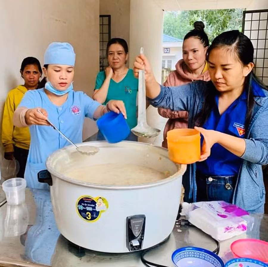 Các y-bác sĩ Trung tâm Y tế huyện Chư Prông tặng cháo dinh dưỡng cho bệnh nhân. Ảnh: M.N