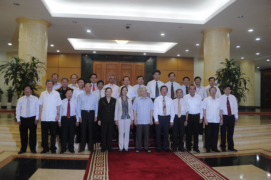 Tổng Bí thư Nguyễn Phú Trọng và các đồng chí trong Ban Bí thư chụp ảnh lưu niệm với Ban Thường vụ Tỉnh ủy Kon Tum tại trụ sở Văn phòng Trung ương Đảng, tháng 8/2013. Ảnh: NP Tổng Bí thư Nguyễn Phú Trọng và các đồng chí trong Ban Bí thư chụp ảnh lưu niệm với Ban Thường vụ Tỉnh ủy Kon Tum tại trụ sở Văn phòng Trung ương Đảng, tháng 8/2013. Ảnh: NP