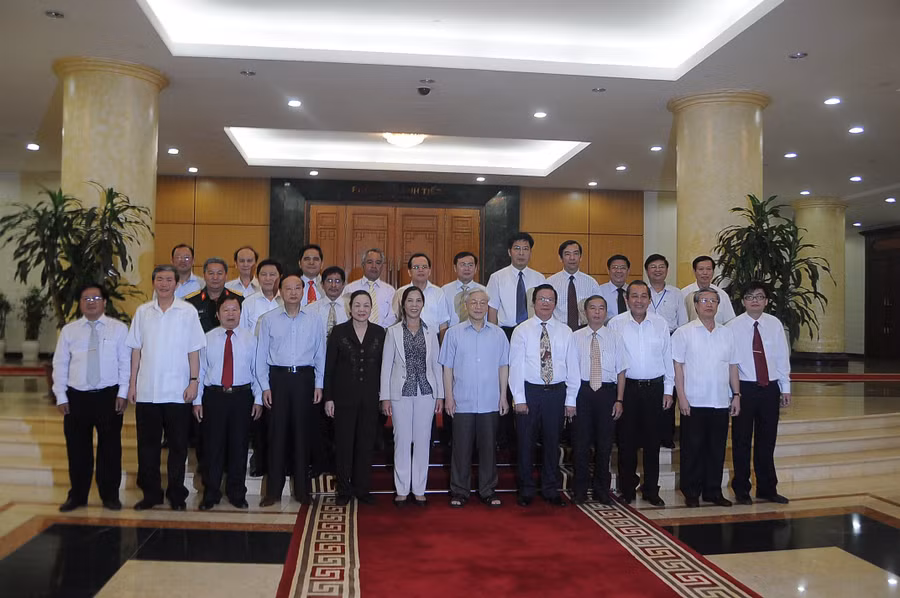 Tổng Bí thư Nguyễn Phú Trọng và các đồng chí trong Ban Bí thư chụp ảnh lưu niệm với Ban Thường vụ Tỉnh ủy Kon Tum tại trụ sở Văn phòng Trung ương Đảng, tháng 8/2013. Ảnh: NP