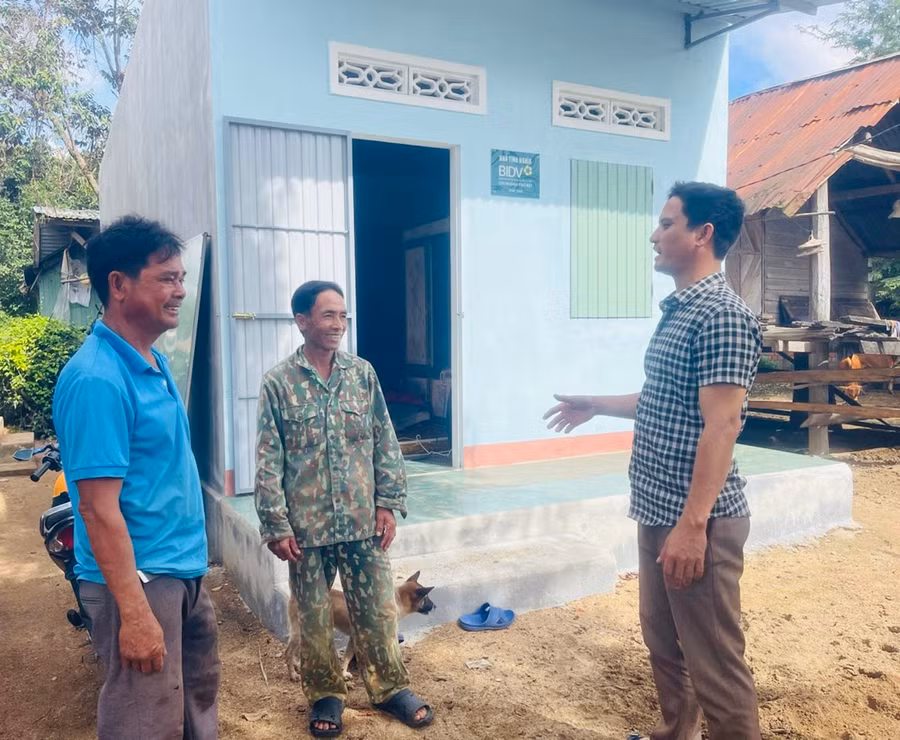 Cán bộ xã Ia Rbol trực tiếp xuống thôn, buôn tuyên truyền, vận động bà con thay đổi nếp nghĩ, cách làm để vươn lên thoát nghèo. Ảnh: Vũ Chi