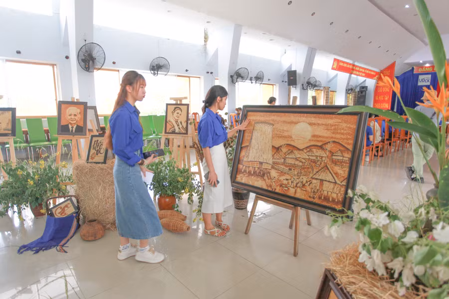 Triển lãm Tranh gạo Làng Hồ tại Workshop. Ảnh: HT