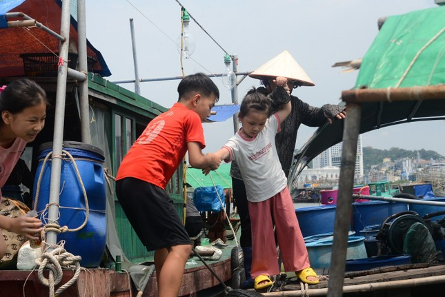 Những đứa trẻ xóm chài luôn mơ về ngôi nhà thắp điện sáng. Những đứa trẻ xóm chài luôn mơ về ngôi nhà thắp điện sáng.