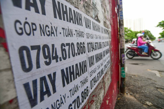 Quảng cáo, rao vặt bôi bẩn: Không lẽ bó tay! - Ảnh 1. Quảng cáo, rao vặt bôi bẩn không gian công cộng ở nhiều nơi. Ảnh: HOÀNG TRIỀU