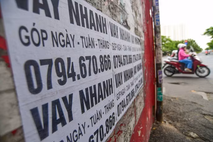 Quảng cáo, rao vặt bôi bẩn không gian công cộng ở nhiều nơi. Ảnh: HOÀNG TRIỀU