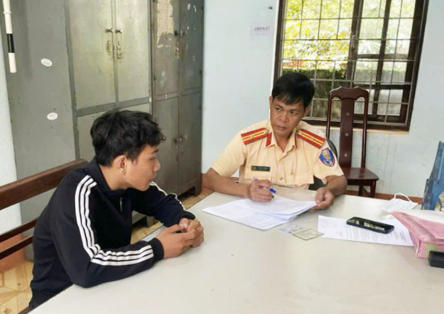 Công an huyện Đức Cơ xử lý trường hợp vi phạm Luật Giao thông đường bộ. Ảnh: R.H