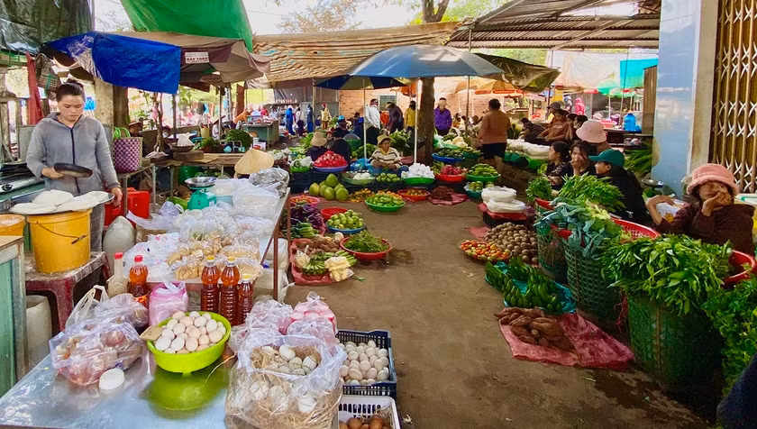 Chợ “đồng”-ngôi chợ đặc biệt trước sân nhà anh Rmah Plunh (làng Ngó, phường Trà Bá, TP. Pleiku). Ảnh: H.D