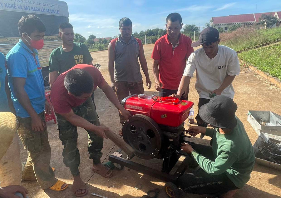 Một buổi thực hành của các học viên lớp học nghề sửa chữa máy nông nghiệp tại xã Đak Sơ Mei. Ảnh: Đ.Y Một buổi thực hành của các học viên lớp học nghề sửa chữa máy nông nghiệp tại xã Đak Sơ Mei. Ảnh: Đ.Y