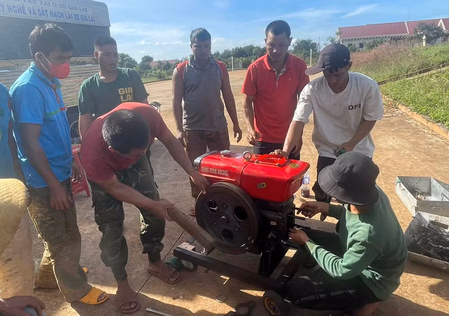 Một buổi thực hành của các học viên lớp học nghề sửa chữa máy nông nghiệp tại xã Đak Sơ Mei. Ảnh: Đ.Y