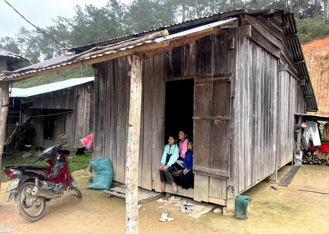 Gia đình chị Y Móc lo lắng khi ở trong căn nhà gỗ Gia đình chị Y Móc lo lắng khi ở trong căn nhà gỗ