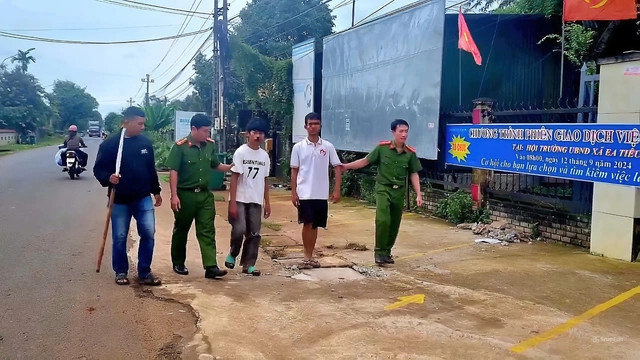 Công an bắt giữ 2 cậu cháu chém trọng thương người khác. Công an bắt giữ 2 cậu cháu chém trọng thương người khác.