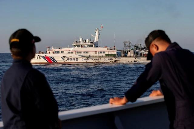 Tuần duyên Philippines theo dõi tàu hải cảnh Trung Quốc ở Biển Đông hồi tháng 3. Ảnh: REUTERS