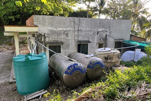 Các bồn chứa nước ngọt trên đảo Đồi Mồi bị hư hỏng nhiều. Ảnh: MAI THANH HẢI Các bồn chứa nước ngọt trên đảo Đồi Mồi bị hư hỏng nhiều. Ảnh: MAI THANH HẢI