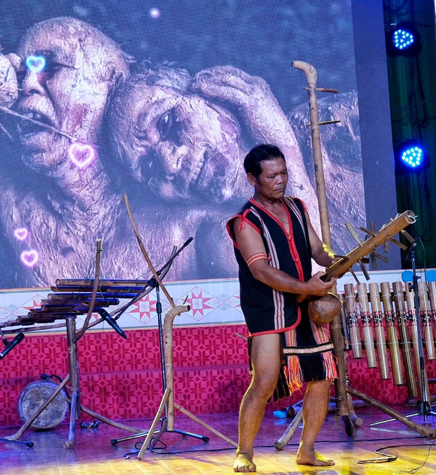 Nghệ nhân Siu Thanh (đoàn Ia Grai) độc tấu đàn goong &quot;Tỏ tình đêm trăng&quot;. Ảnh: Hoàng Ngọc