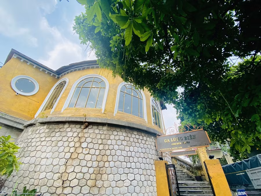 Quán cà phê Hỏa Xa tọa lạc ngay cạnh khu vực lối vào ga Long Biên, thuộc phường Đồng Xuân, quận Hoàn Kiếm, Hà Nội. Lối vào của quán là những bậc cầu thang dẫn lên ga Long Biên.