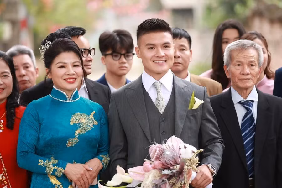 Quang Hải và mẹ chuẩn bị sang nhà gái. Ảnh: THỤY AN