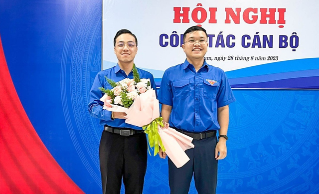 Anh Nguyễn Bảo Tân (bên trái) được giữ chức vụ Chủ tịch Ủy ban Hội Liên hiệp thanh niên tỉnh Kon Tum, nhiệm kỳ 2019-2024. Ảnh: ĐỨC NHẬT