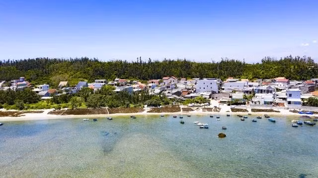 Xóm Gành Cả, thôn Châu Thuận Biển (xã Bình Châu) nơi được mệnh danh là làng lặn Hoàng Sa. Ảnh: HẢI PHONG