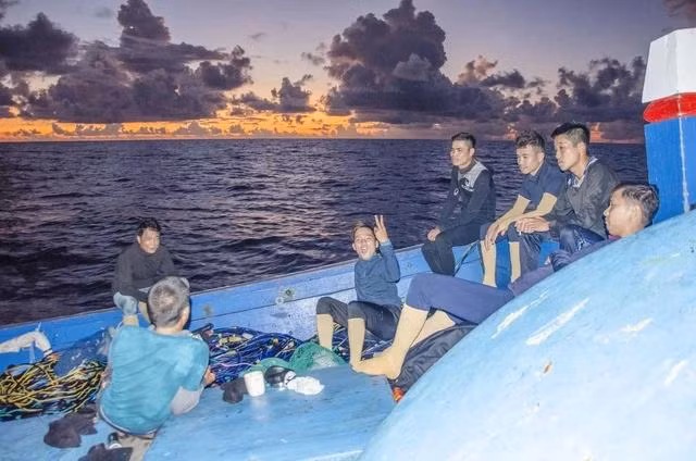 Các ngư dân ngồi nghỉ ngơi chờ trời tối để đi lặn. Ảnh: LÊ VĂN CHƯƠNG