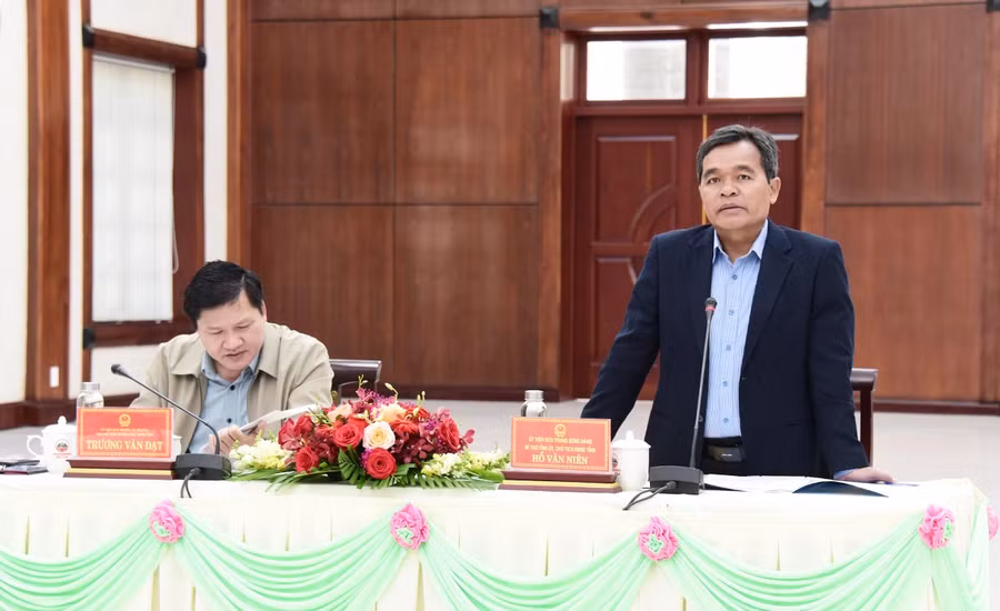 Ủy viên Ban Chấp hành Trung ương Đảng, Bí thư Tỉnh ủy, Chủ tịch HĐND tỉnh Hồ Văn Niên phát biểu khai mạc hội nghị. Ảnh: Đức Thụy