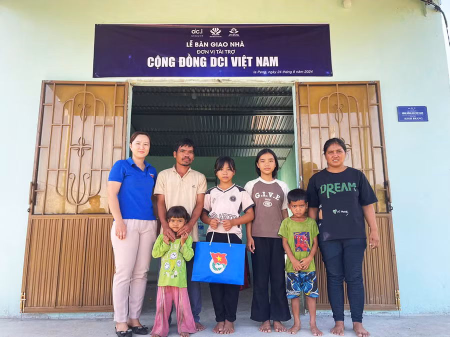 Đoàn xã Ia Peng bàn giao nhà cho gia đình anh Ksor Brang (buôn Sô Ma Hang B). Ảnh: V.C