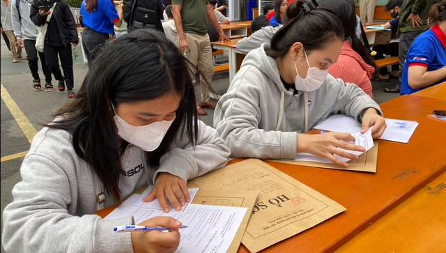 Thí sinh trúng tuyển vào Trường ĐH Công nghiệp TP HCM năm 2023 làm hồ sơ nhập học Thí sinh trúng tuyển vào Trường ĐH Công nghiệp TP HCM năm 2023 làm hồ sơ nhập học