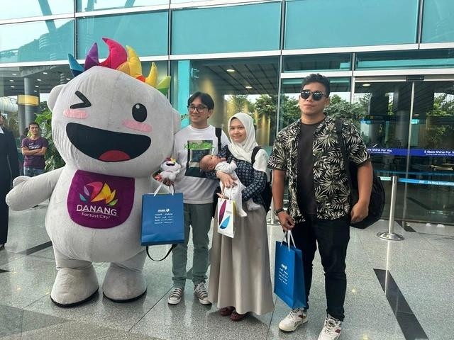 Du khách từ Kuala Lumpur được tặng quà lưu niệm tại sân bay Đà Nẵng Du khách từ Kuala Lumpur được tặng quà lưu niệm tại sân bay Đà Nẵng