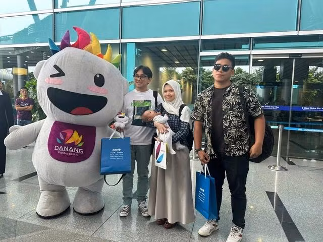 Du khách từ Kuala Lumpur được tặng quà lưu niệm tại sân bay Đà Nẵng