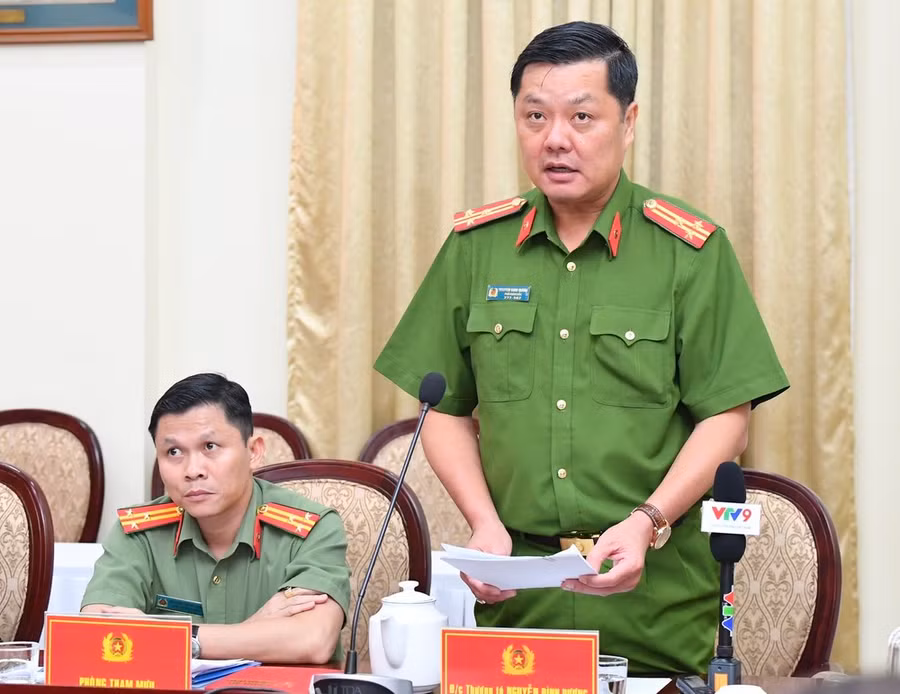 Thượng tá Nguyễn Đình Dương, Phó Giám đốc Công an TPHCM phát biểu tại buổi họp báo. Ảnh: VIỆT DŨNG