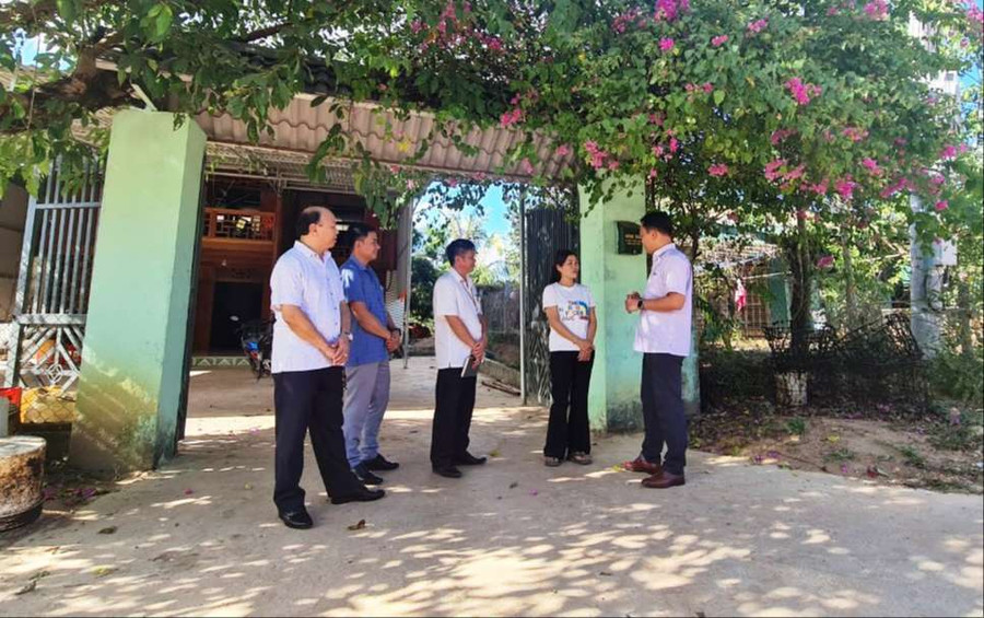 Lãnh đạo huyện Ia H’Drai thăm gương công nhân sản xuất giỏi. Ảnh: H.L Lãnh đạo huyện Ia H’Drai thăm gương công nhân sản xuất giỏi. Ảnh: H.L