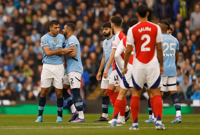 Rodri chấn thương rời sân Rodri chấn thương rời sân